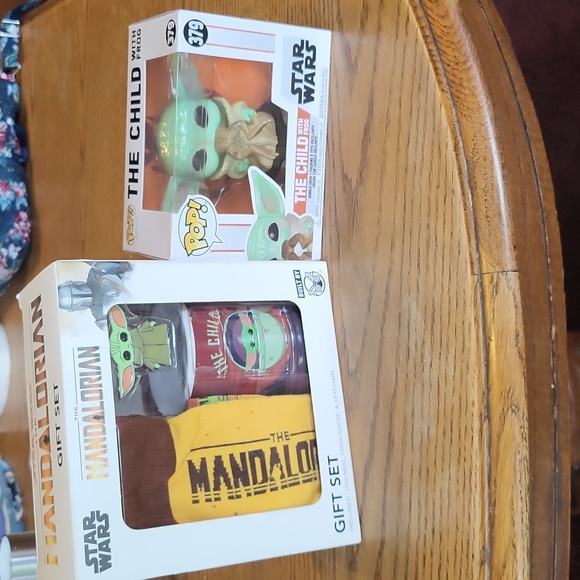 NWOT Mandalorian gift set and POP The Child with frog - Picture 1 of 6
